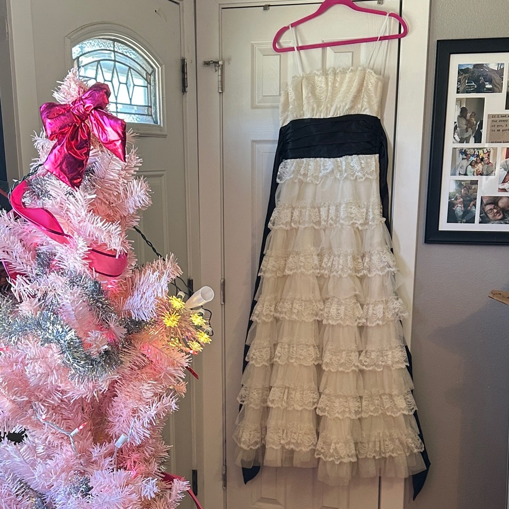 Vintage Elegant White and Black Tiered  Lace Prom Dress